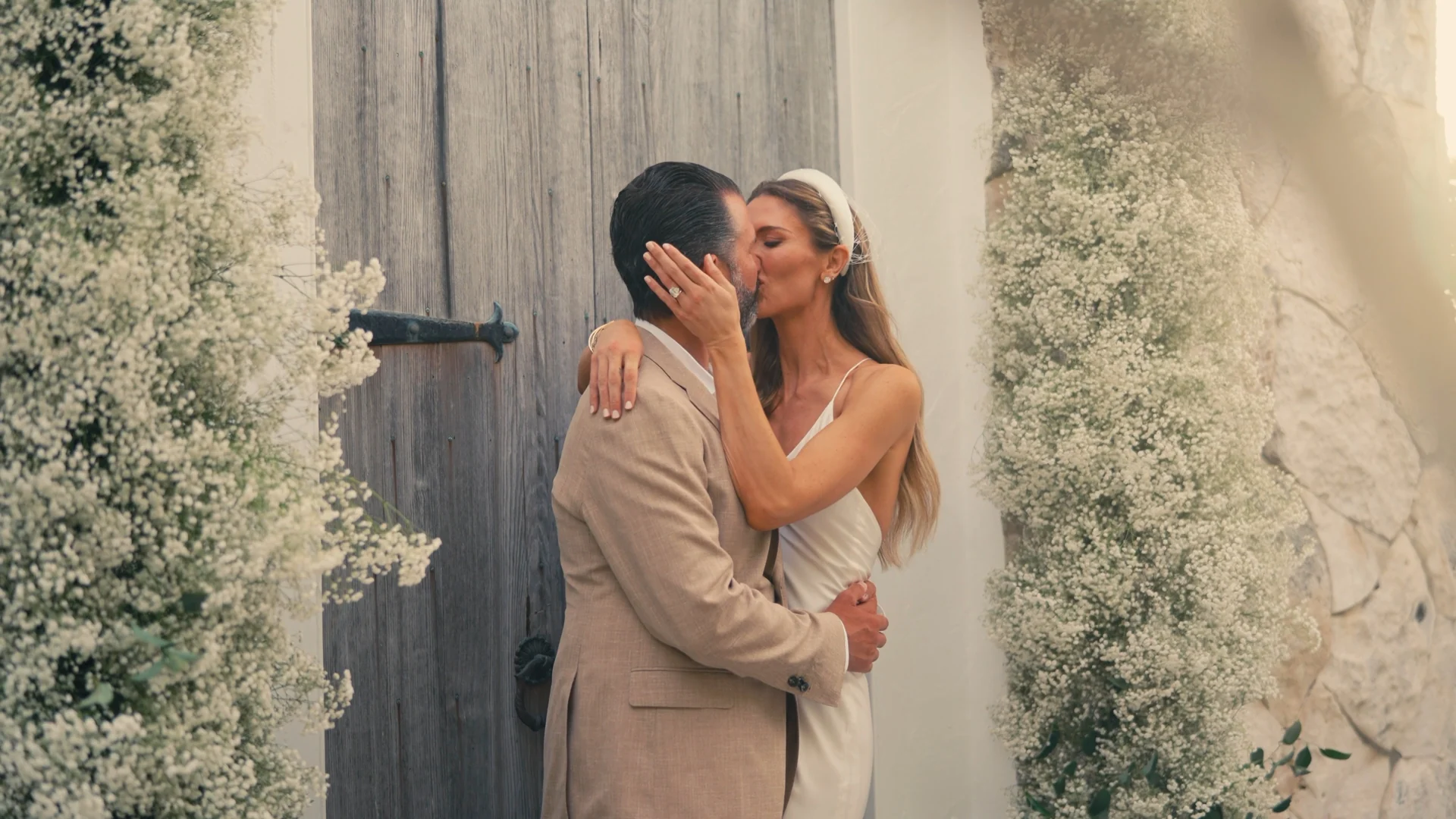 The kiss under the flowers